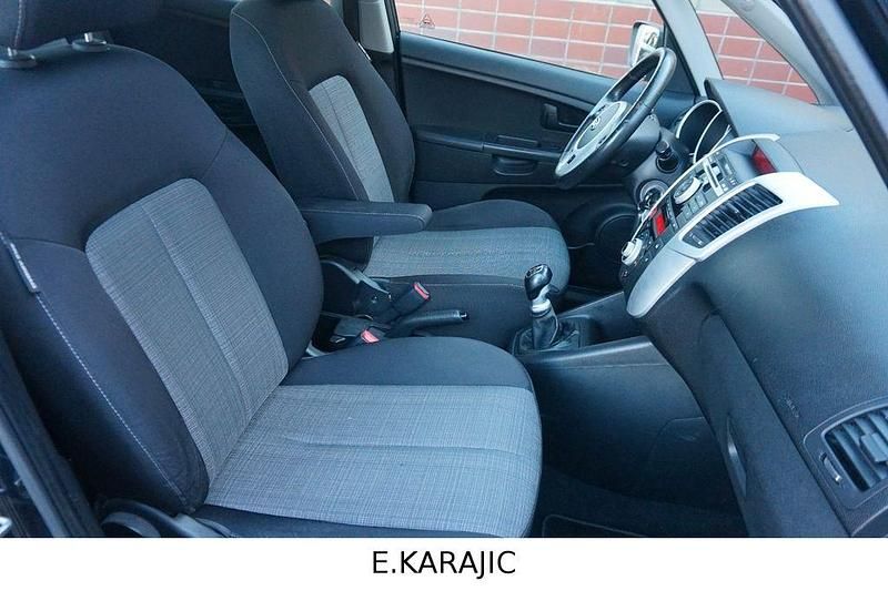 Gebraucht Kia Venga 128 PS (94 kW) 2011 Schwarz Kleinwagen