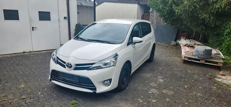 Weiß Gebraucht 2016 Toyota Verso Multidrive S Van / Kleinbus | 12.500 € (Superpreis) - Bild 1/4