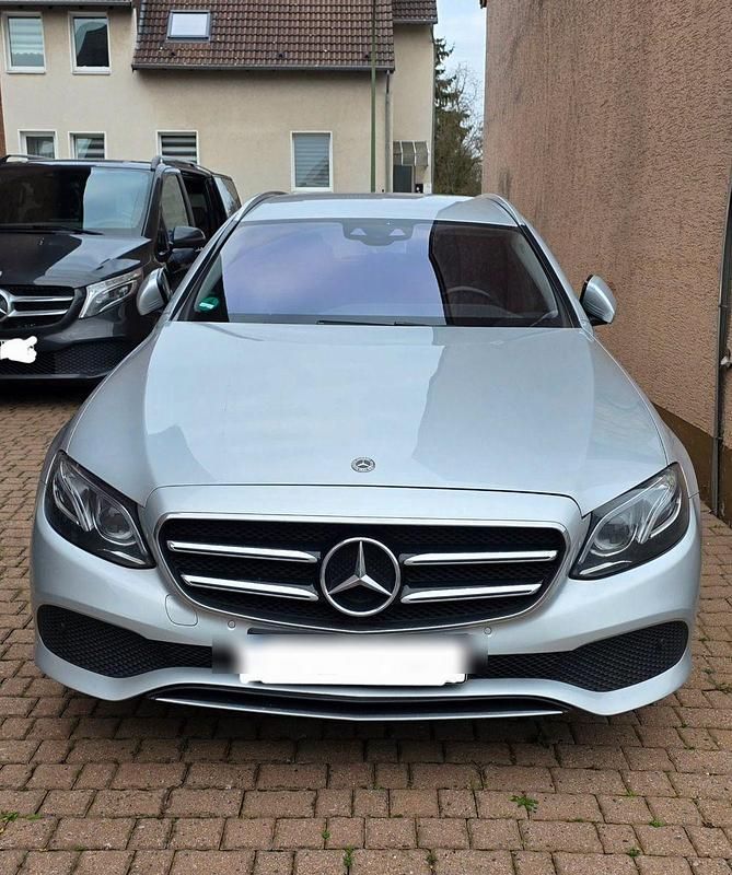Silber Gebraucht 2019 Mercedes E220 Kombi | 21.100 € (Superpreis) - Bild 1/4