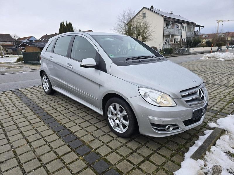 Gebraucht Mercedes B180 109 PS (80 kW) 2009 Silber Van / Kleinbus