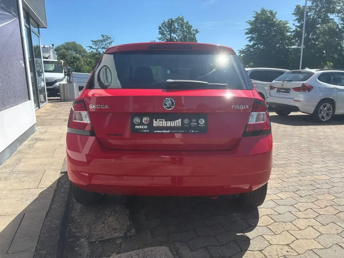 Używany Skoda Fabia Joy 90 KM (66 kW) 2016 Czerwony Sedan/Limuzyna
