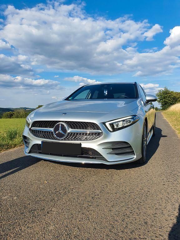 Silber Gebraucht 2018 Mercedes A250 AMG line Limousine | 21.500 € (Guter Preis) - Bild 1/4
