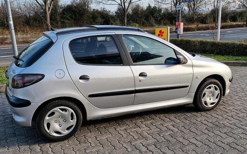 Gebraucht Peugeot 206 75 PS (55 kW) 2000 Silber Limousine