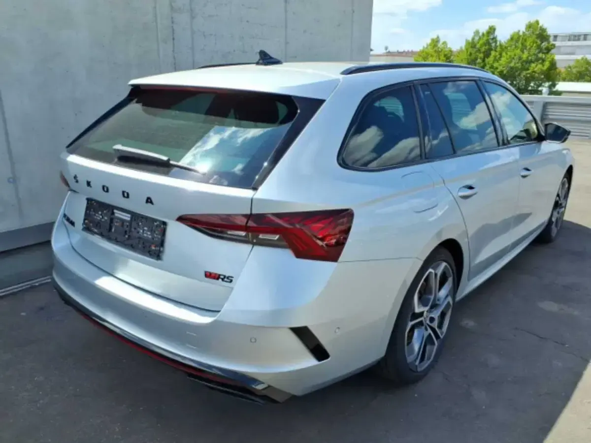 Gebraucht Skoda Octavia RS 245 PS (180 kW) 2024 Brillantsilber metallic Kombi
