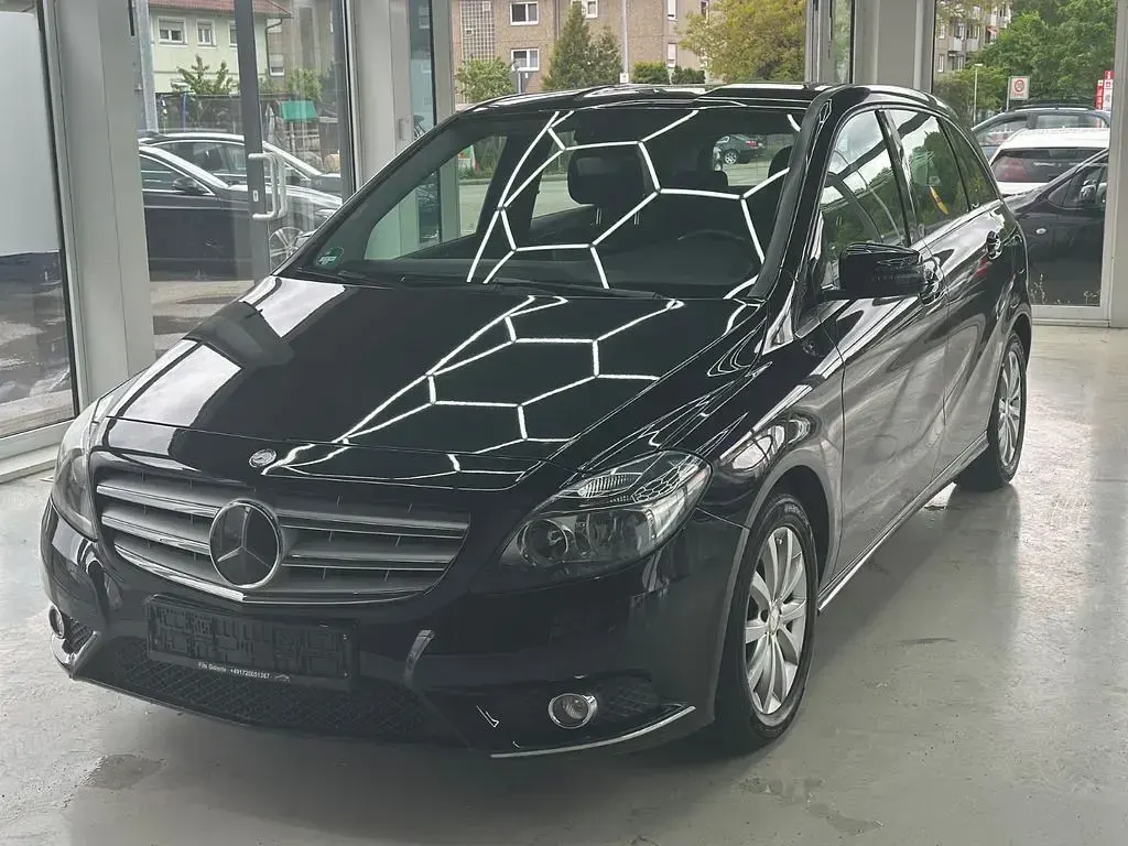 Gebraucht Mercedes B180 122 PS (89 kW) 2012 Schwarz Kleinwagen