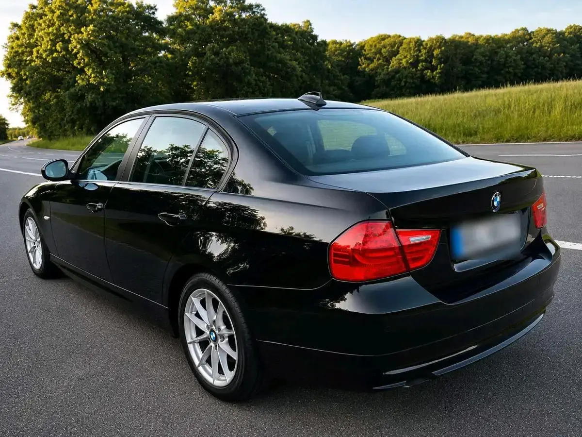 Gebraucht BMW 318 143 PS (105 kW) 2010 Schwarz Limousine