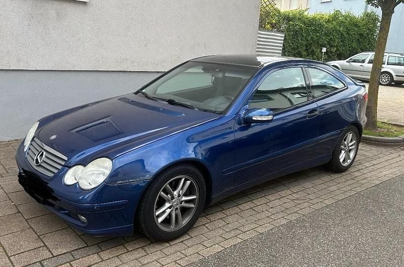 Blau Gebraucht 2002 Mercedes C230 Coupé | 1.800 € (Fairer Preis) - Bild 1/4