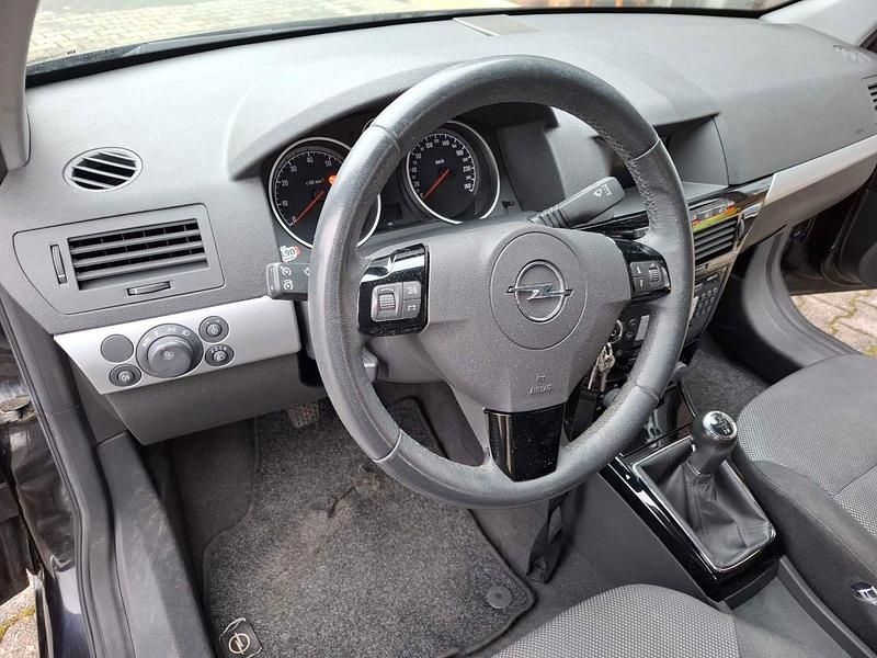 Gebraucht Opel Astra 116 PS (85 kW) 2010 Schwarz Kombi