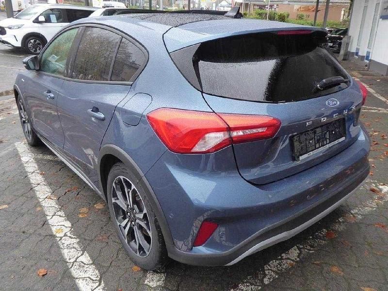 Gebraucht Ford Focus Active X 182 PS (133 kW) 2021 Chromablau metallic Limousine