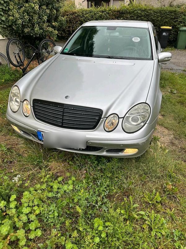 Grau Gebraucht 2002 Mercedes E240 Limousine | 699 € (Superpreis) - Bild 1/4