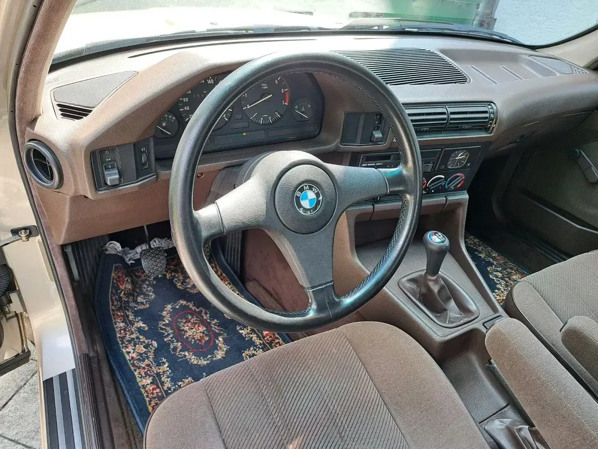 Używany BMW 520 Performance 129 KM (94 kW) 1989 Beżowy Sedan/Limuzyna
