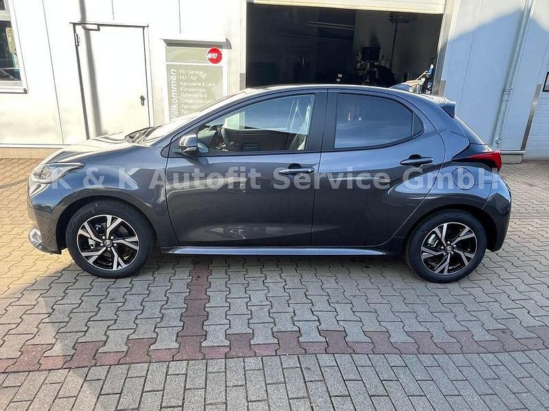 Grau Gebraucht 2024 Toyota Yaris Hybrid Comfort Limousine | 25.500 € (Fairer Preis) - Bild 1/4