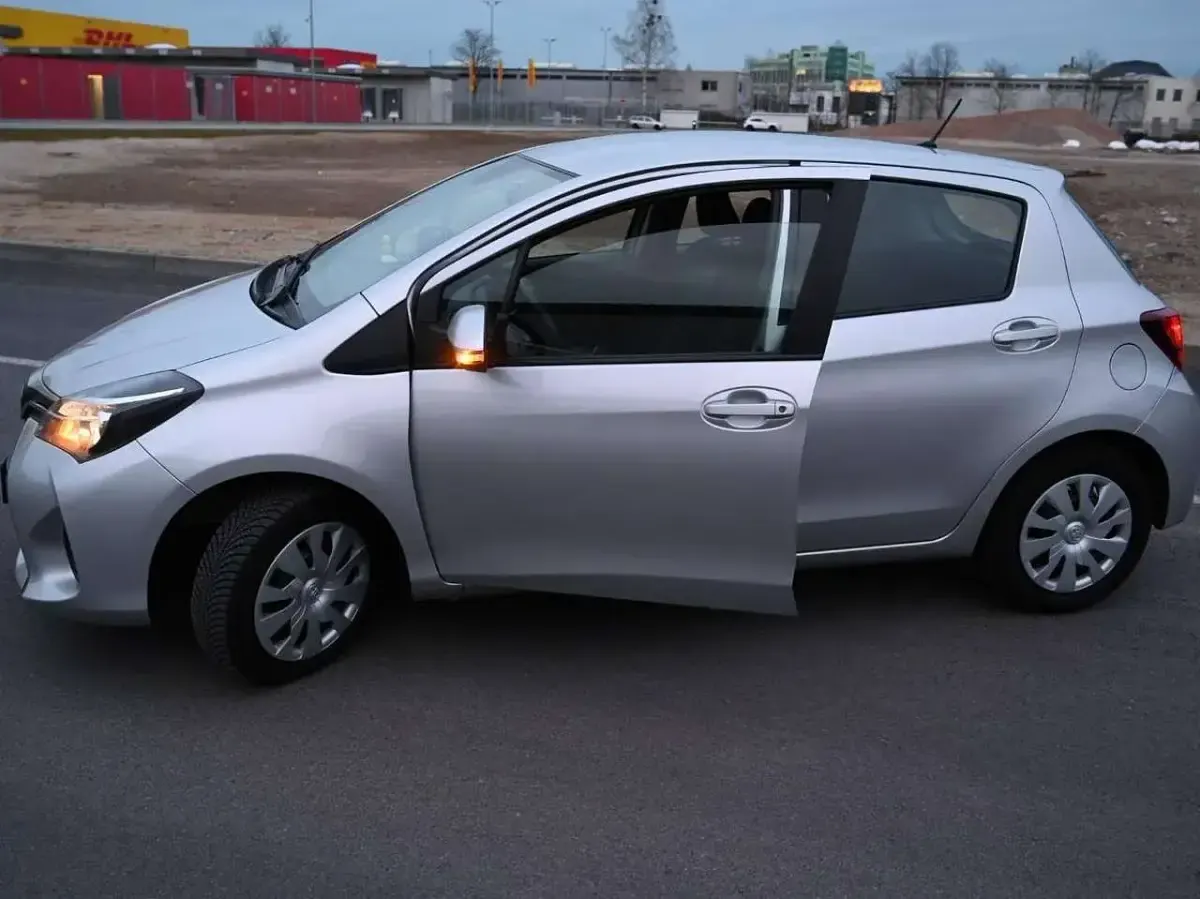 Gebraucht Toyota Yaris Edition 69 PS (50 kW) 2016 Silber Kombi