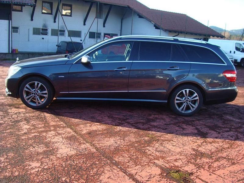Gebraucht Mercedes E300 204 PS (150 kW) 2010 Grau Kombi