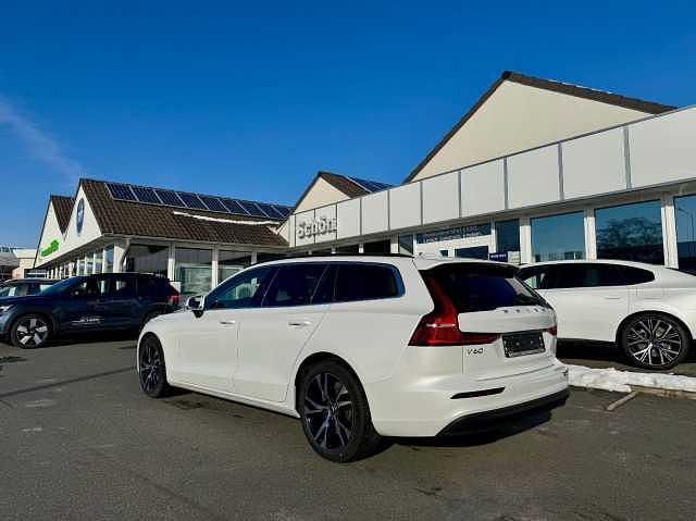 Gebraucht Volvo V60 145 PS (106 kW) 2024 Kombi
