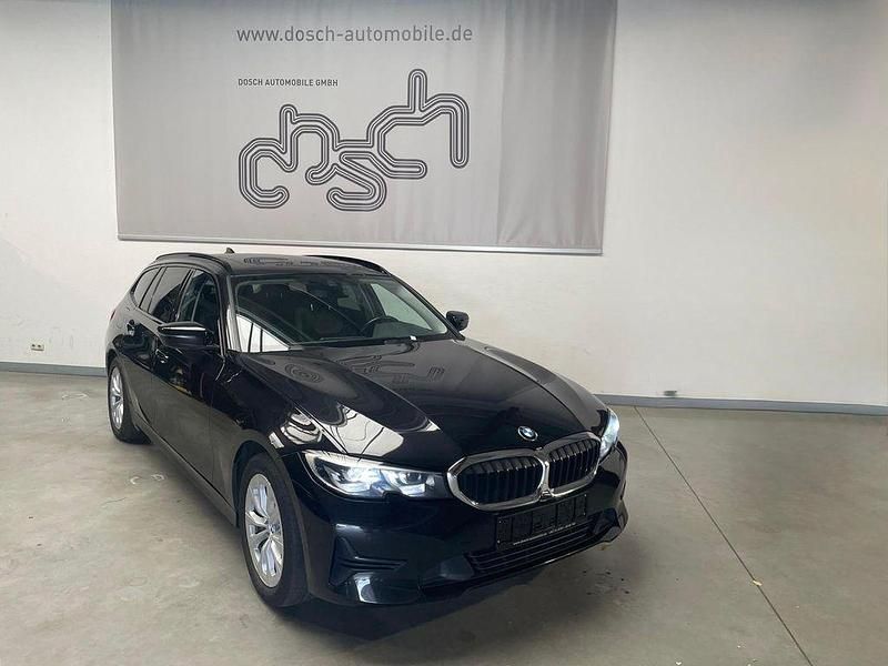 Saphirschwarz Gebraucht 2021 BMW 318 Advantage Kombi | 21.790 € (Fairer Preis) - Bild 1/4