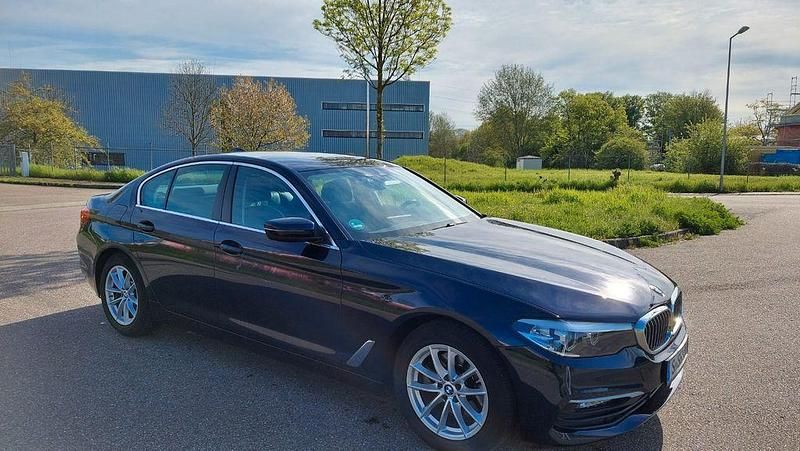 Blau Gebraucht 2019 BMW 520 Limousine | 29.100 € (Fairer Preis) - Bild 1/4