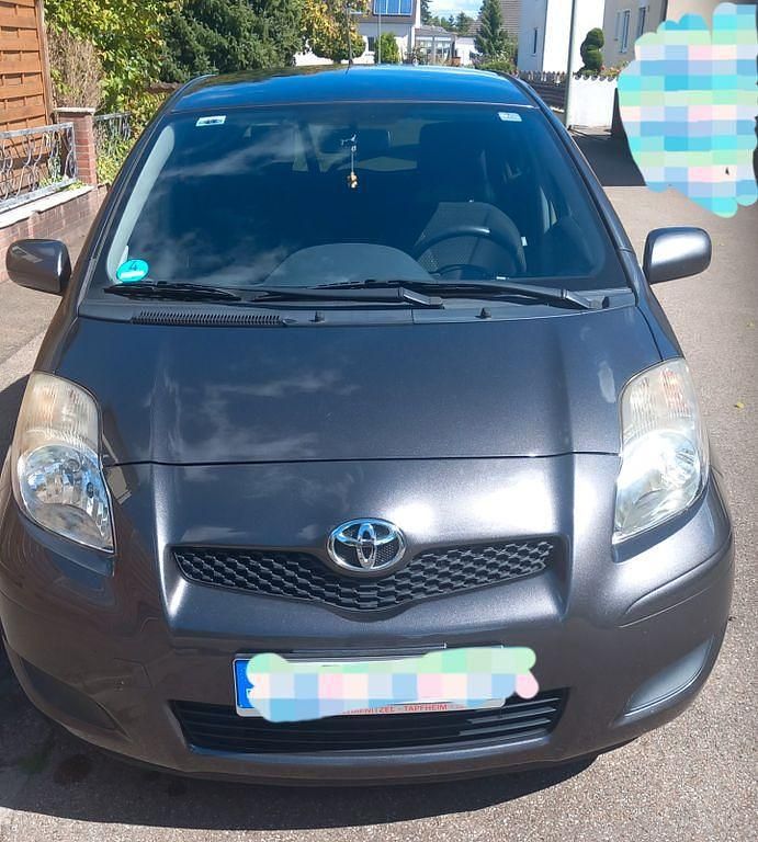 Grau Gebraucht 2010 Toyota Yaris Cool Limousine | 4.100 € (Fairer Preis) - Bild 1/4
