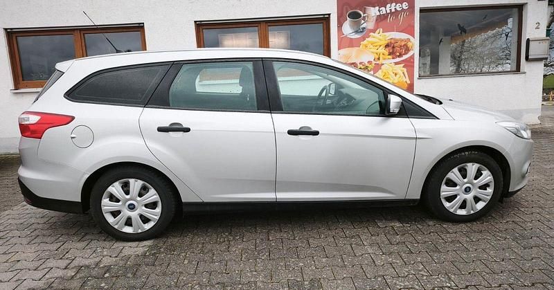 Gebraucht Ford Focus Ambiente 101 PS (74 kW) 2013 Silber Kombi