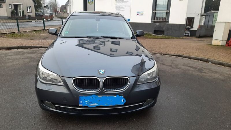 Grau Gebraucht 2009 BMW 520 Lifestyle Limousine | 6.750 € (Fairer Preis) - Bild 1/4