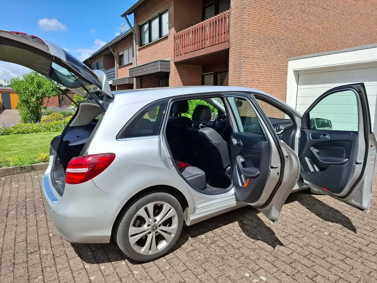 Gebraucht Mercedes B200 Urban 156 PS (114 kW) 2018 Silber Kleinwagen
