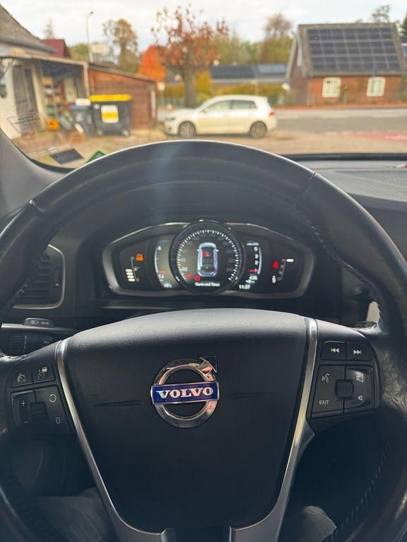 Gebraucht Volvo V60 Momentum 190 PS (139 kW) 2015 Schwarz Kombi