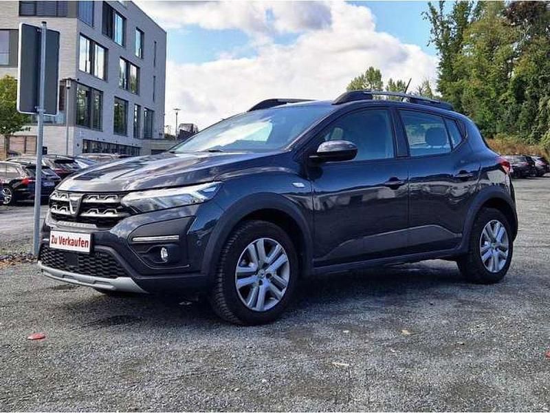 Grau comete (metallic) Gebraucht 2022 Dacia Sandero Stepway Kleinwagen | 13.500 € (Fairer Preis) - Bild 1/4