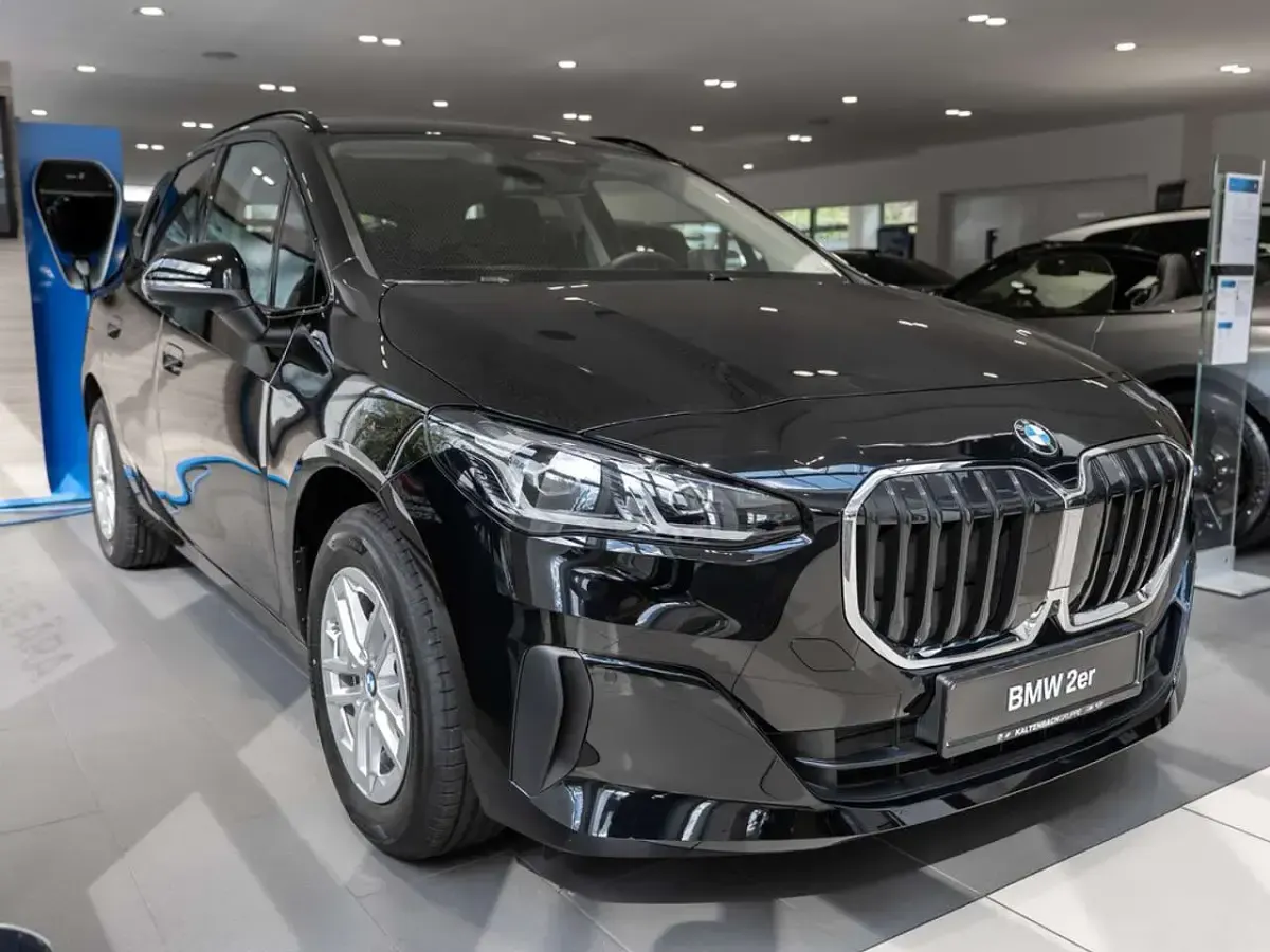 Neu BMW 218 Active Tourer 136 PS (100 kW) 2026 Schwarz ii Van / Kleinbus