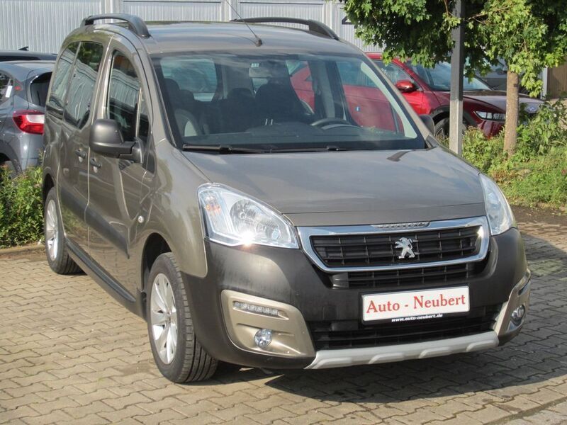 Grau Gebraucht 2017 Peugeot Partner Tepee Active Van / Kleinbus | 12.950 € (Teuer) - Bild 1/4