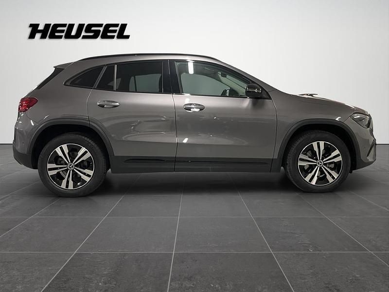 Gebraucht Mercedes GLA200 Progressive 163 PS (119 kW) 2024 Metalliclack mountaingrau SUV
