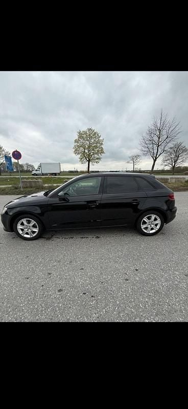 Używany Audi A3 110 KM (80 kW) 2015 Czarny Sedan/Limuzyna