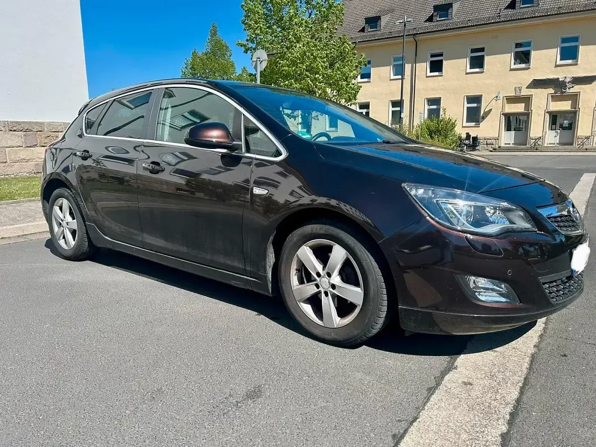 Gebraucht Opel Astra Innovation 140 PS (102 kW) 2014 Andere farben Limousine