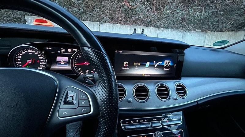 Gebraucht Mercedes E220 194 PS (142 kW) 2017 Grau Limousine