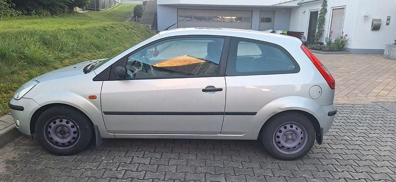Silber Gebraucht 2003 Ford Fiesta Trend Kleinwagen | 1.000 € (Guter Preis) - Bild 1/4
