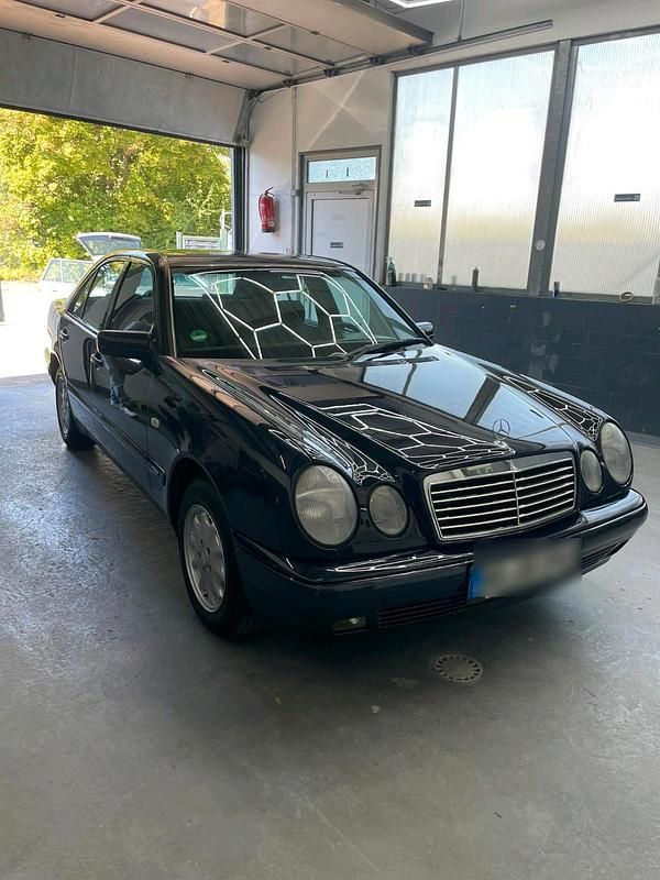 Blau Gebraucht 1997 Mercedes E200 Limousine | 5.700 € (Teuer) - Bild 1/4