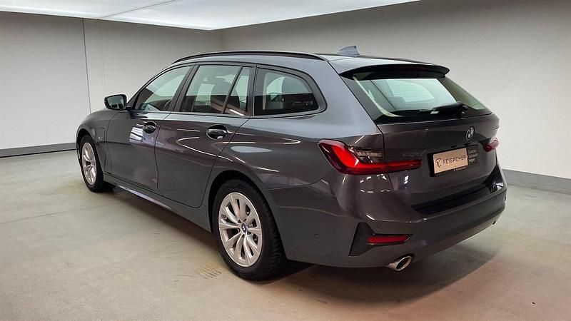 Gebraucht BMW 330e Advantage 292 PS (214 kW) 2021 Mineralgrau metallic Kombi