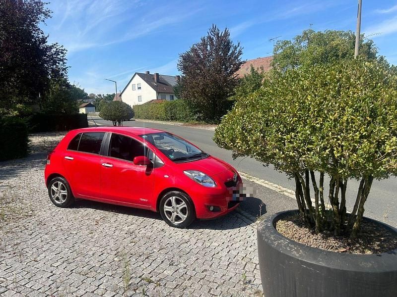 Rot Gebraucht 2011 Toyota Yaris Club Kleinwagen | 3.600 € (Guter Preis) - Bild 1/4