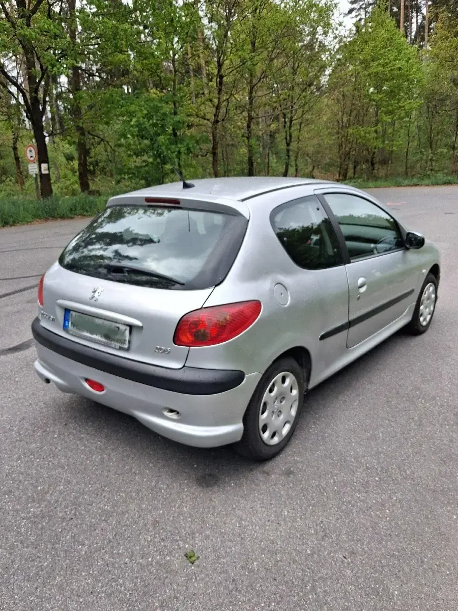 Używany Peugeot 206 75 KM (55 kW) 2008 Srebrny Hatchback