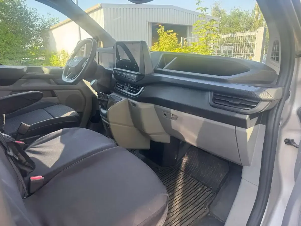 Gebraucht Ford Transit Custom 150 PS (110 kW) 2024 Silber Van / Kleinbus