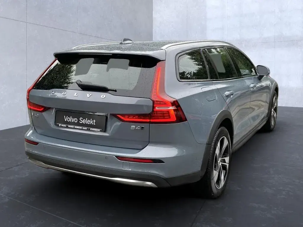 Gebraucht Volvo V60 Plus 197 PS (144 kW) 2023 Thunder grey / (metallic) Kombi