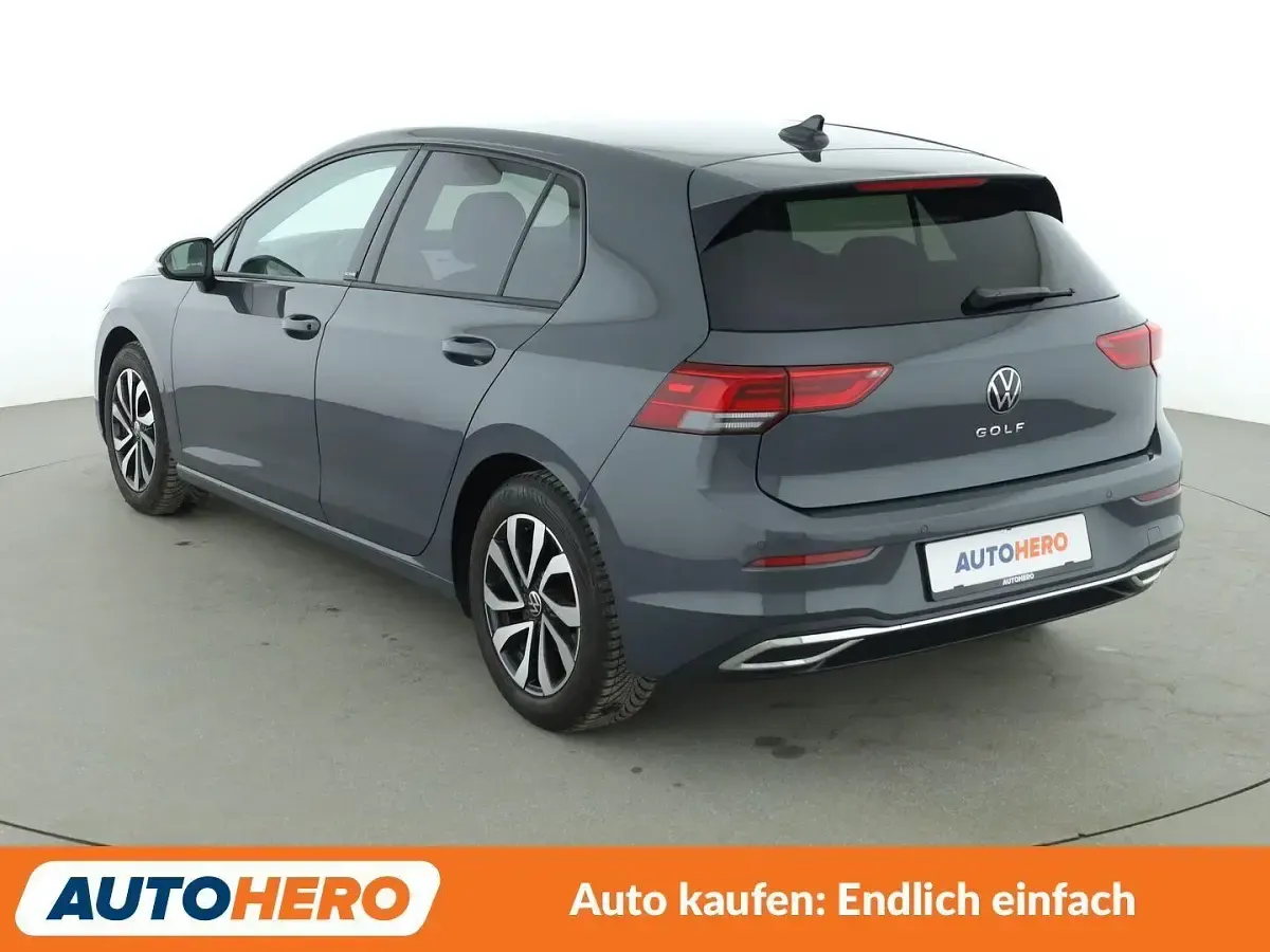 Używany VW Golf VIII Active 131 KM (96 kW) 2023 Szary Sedan/Limuzyna