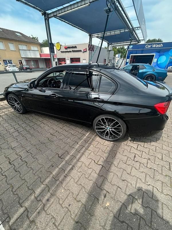 Second-hand BMW 318 143 CP (105 kW) 2012 Negru Berlinǎ