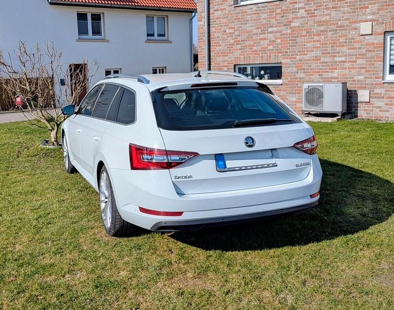 Gebraucht Skoda Superb Style 190 PS (139 kW) 2016 Weiß Kombi