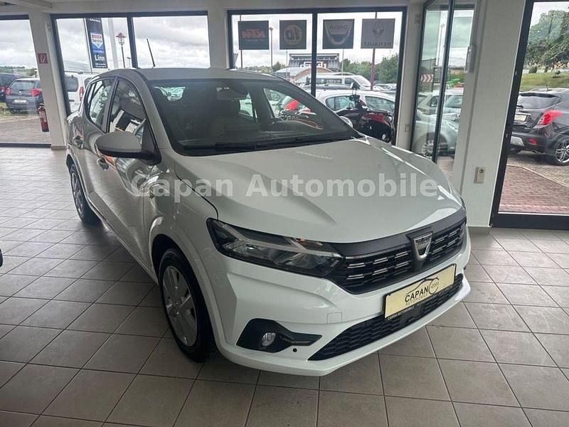 Weiß Gebraucht 2021 Dacia Sandero Comfort Kleinwagen | 10.999 € (Fairer Preis) - Bild 1/4