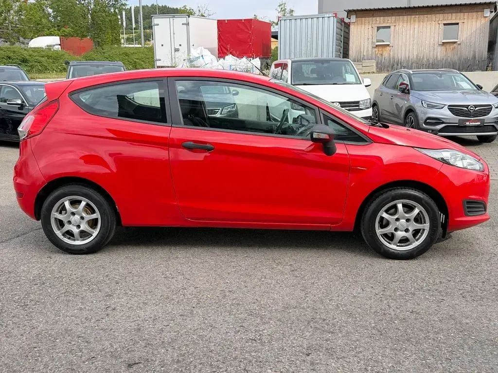 Gebraucht Ford Fiesta Ambiente 60 PS (44 kW) 2015 Rot Kleinwagen