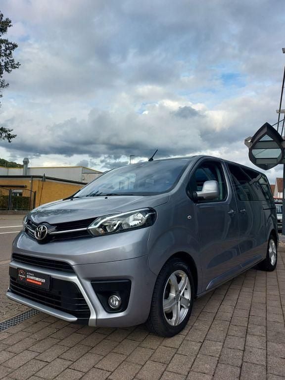 Silber Gebraucht 2023 Toyota Proace Verso Team Kombi | 35.990 € (Guter Preis) - Bild 1/4