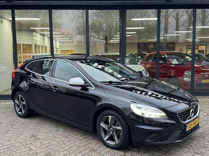 Gebraucht Volvo V40 Business Edition 150 PS (110 kW) 2018 Schwarz Limousine