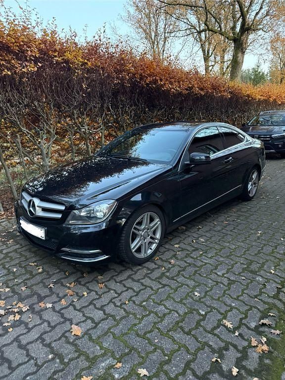 Schwarz Gebraucht 2011 Mercedes 220 Coupé | 7.900 € (Superpreis) - Bild 1/4