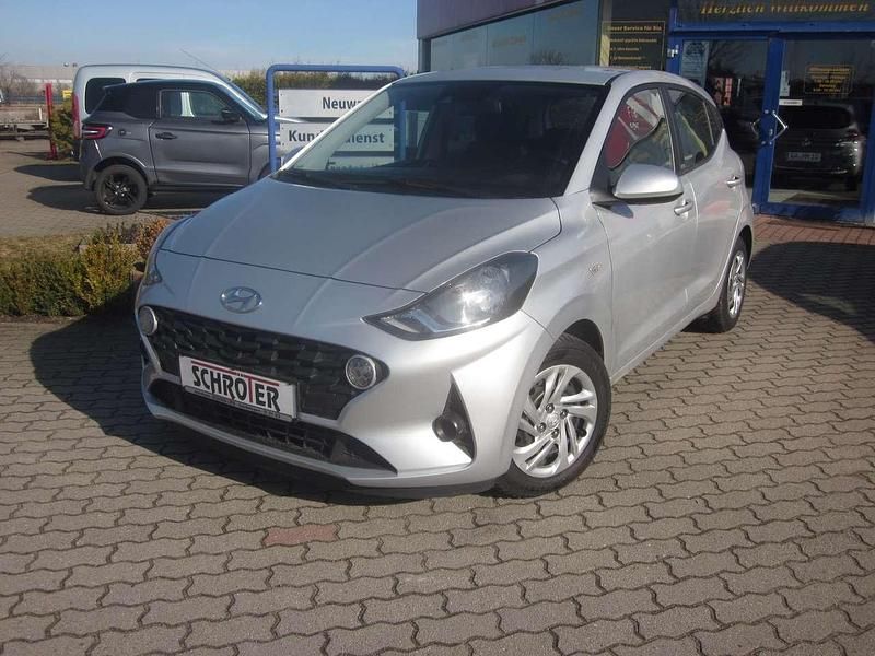 Gebraucht Hyundai i10 Select 67 PS (49 kW) 2021 Sleek silver Kleinwagen