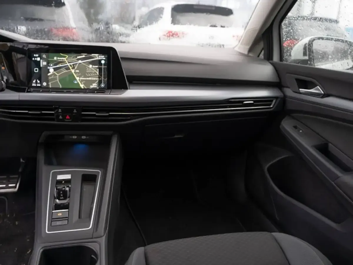 Second-hand VW Golf VIII Active 110 CP (80 kW) 2023 Alb Hatchback